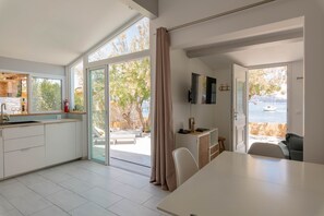 Coffee/tea maker, fridge, microwave, oven - Mon Rêve, fisherman's cottage feet in the water (Hyères)