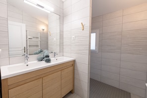 Bathtub, hair dryer