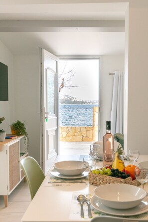 Dining - Mon Rêve, fisherman's cottage feet in the water (Hyères)