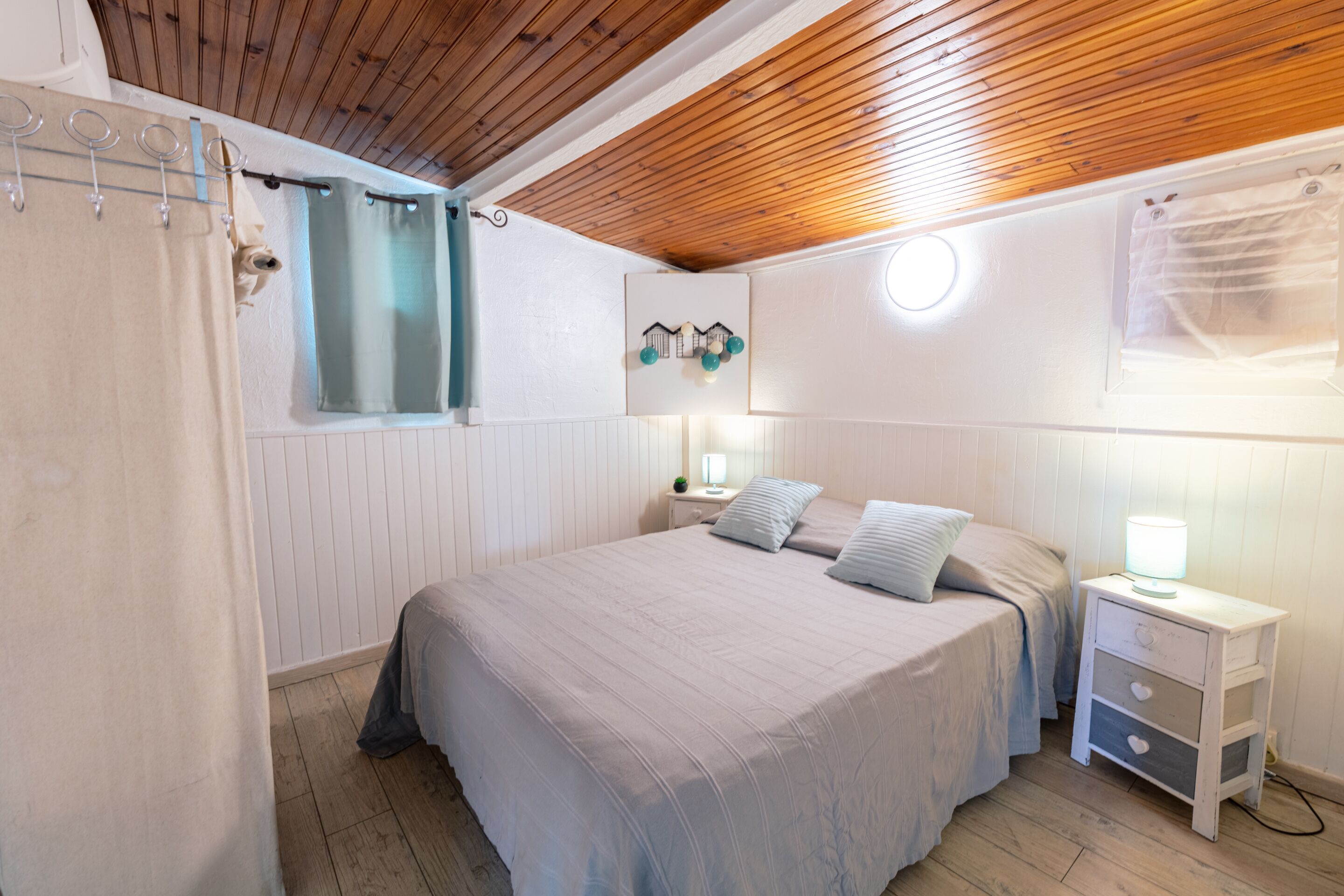2 chambres, fer et planche à repasser