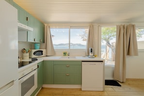 Coffee/tea maker, fridge, microwave, oven - Le Cigalou, an authentic fisherman's cottage (Hyères)