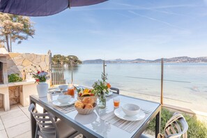 Unclassified image, 4 of 29, button - La Roche, cottage on the waterfront in La Madrague (Hyères)