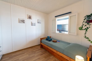 1 bedroom, iron/ironing board - La Roche, cottage on the waterfront in La Madrague (Hyères)