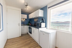 Coffee/tea maker, fridge, microwave, oven - La Roche, cottage on the waterfront in La Madrague (Hyères)