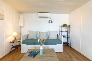 1 habitación y tabla de planchar con plancha