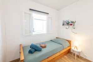 1 bedroom, iron/ironing board - La Roche, cottage on the waterfront in La Madrague (Hyères)
