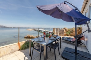 Outdoor dining - La Roche, cottage on the waterfront in La Madrague (Hyères)