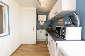 Coffee/tea maker, fridge, microwave, oven - La Roche, cottage on the waterfront in La Madrague (Hyères)