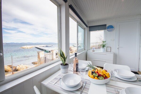 Dining - La Roche, cottage on the waterfront in La Madrague (Hyères)