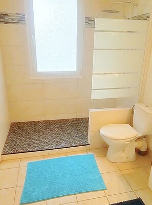 A bathroom with a toilet, a window, and a tiled floor. - Large, quiet house 5 minutes' walk from the beach (Cabourg)
