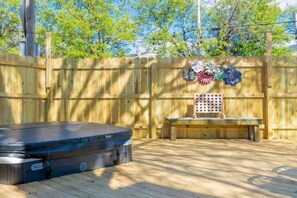 Outdoor spa tub - Bourbon tour destination w/ hot tub & outdoor area (Louisville)