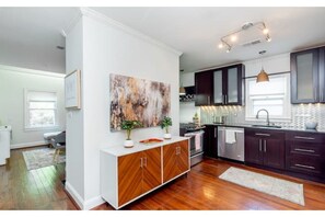 Fridge, microwave, oven, stovetop - Perfect Nulu 2 BR-Best Location (Louisville)