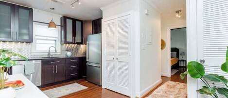 デスク、WiFi、ベッドシーツ