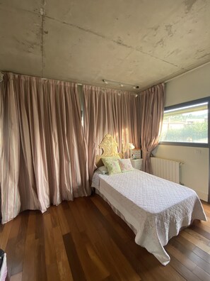 4 bedrooms, WiFi, bed sheets