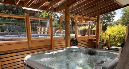 Hot tub/Pool - Family house at the Zoo!
