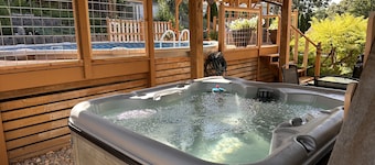 Hot tub/Pool - Family house at the Zoo!