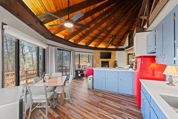 ثلاجة، ميكروويف، فرن، موقد طهي مسطح