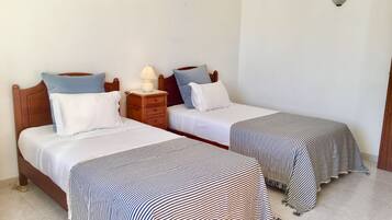 3 chambres, fer et planche à repasser, accès Internet, draps fournis