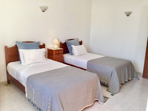 3 bedrooms, iron/ironing board, internet, bed sheets