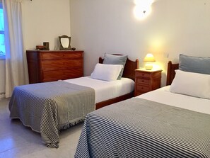 3 bedrooms, iron/ironing board, Internet, bed sheets