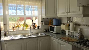 Een koelkast, een magnetron, een oven, een kookplaat