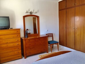 3 slaapkamers, een strijkplank/strijkijzer, internet, beddengoed