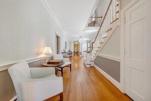 Lobby sitting area - The Oakdale Inn (Martinsville)