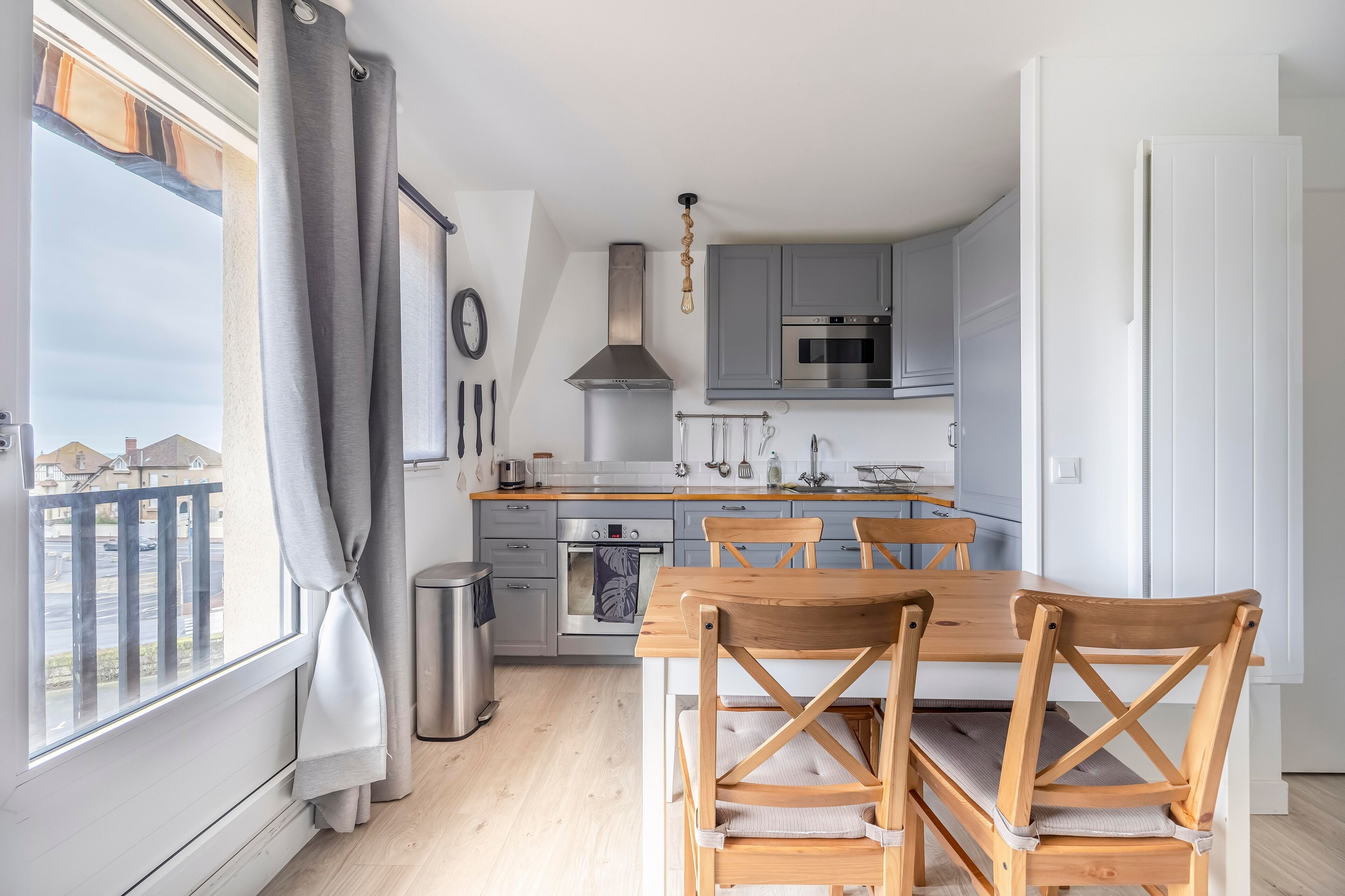 Fridge, microwave, oven, coffee/tea maker