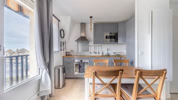 Fridge, microwave, oven, coffee/tea maker