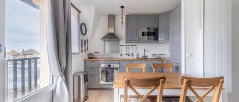 Réfrigérateur, micro-ondes, four, cafetiÚre/bouilloire