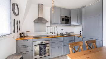 Réfrigérateur, micro-ondes, four, cafetiÚre/bouilloire