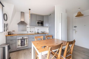 Réfrigérateur, four à micro-ondes, un four, cafetière-théière