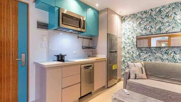 Kühlschrank, Mikrowelle, Herdplatte, Geschirrspüler