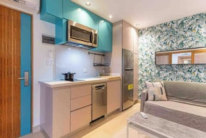 Fridge, microwave, stovetop, dishwasher