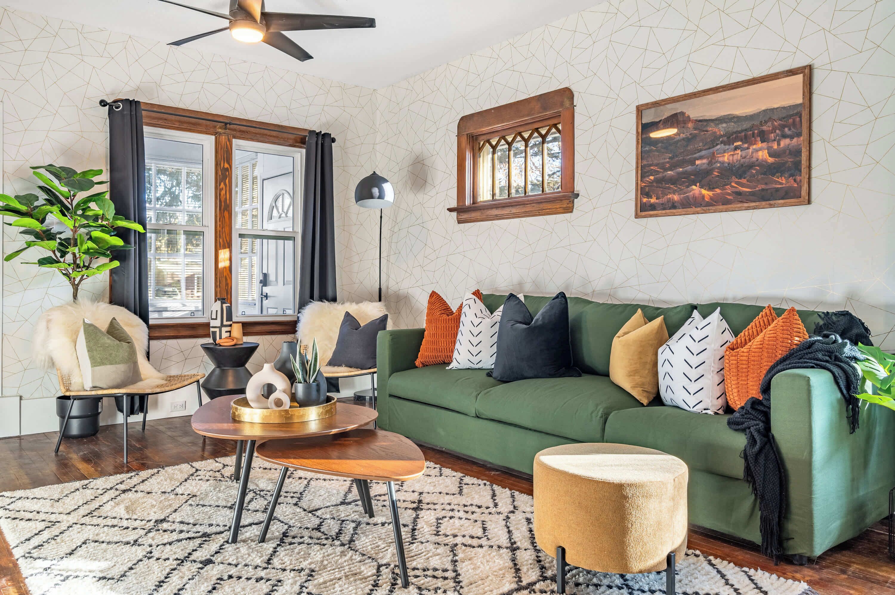 Televisión, libros y oficina 