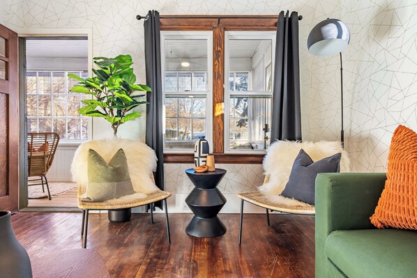 TV, books, offices - The Sandlot Family Su (Drumheller)