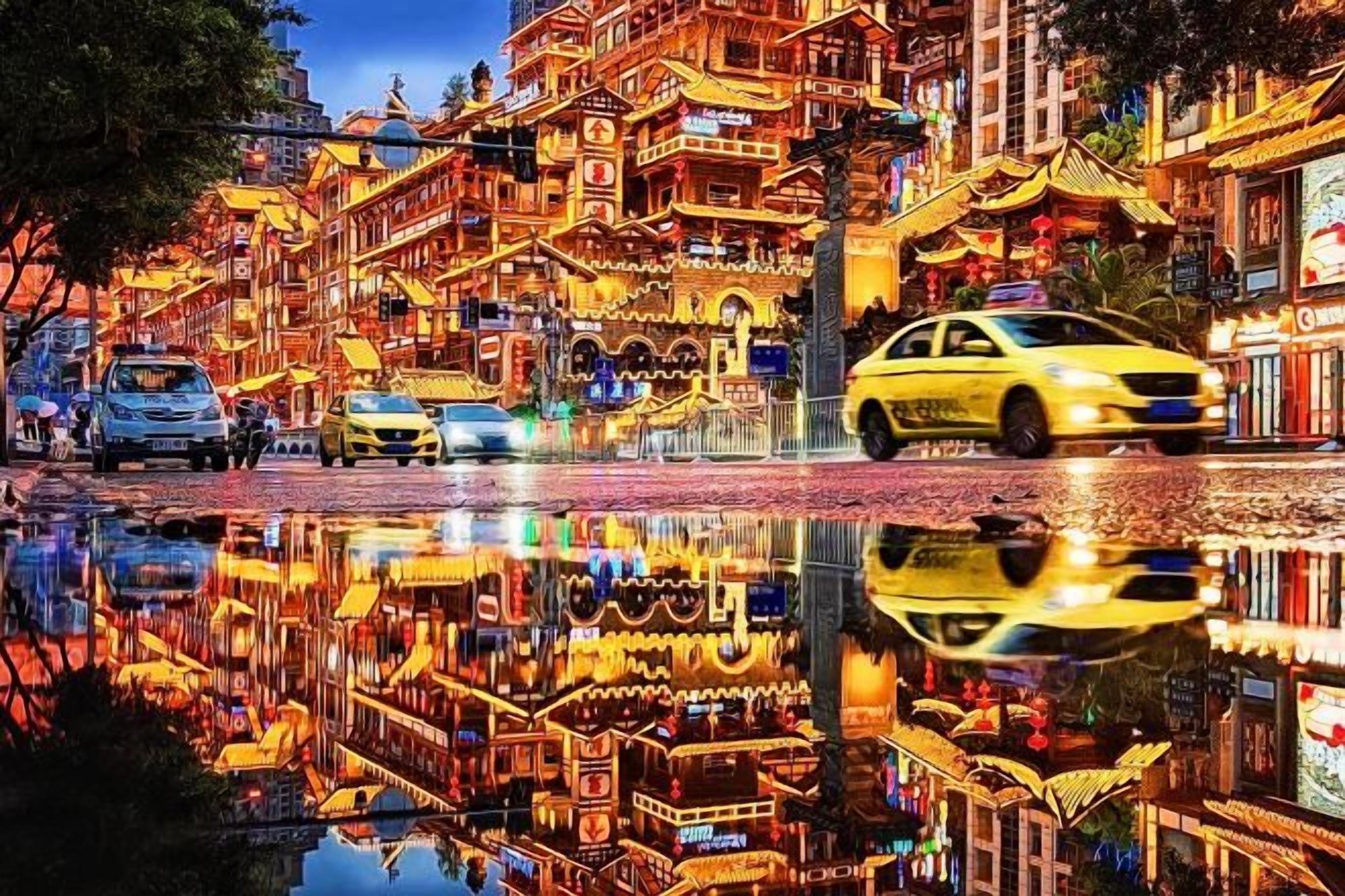 Una strada ben illuminata con riflessi nell'acqua, un taxi giallo e architettura tradizionale.