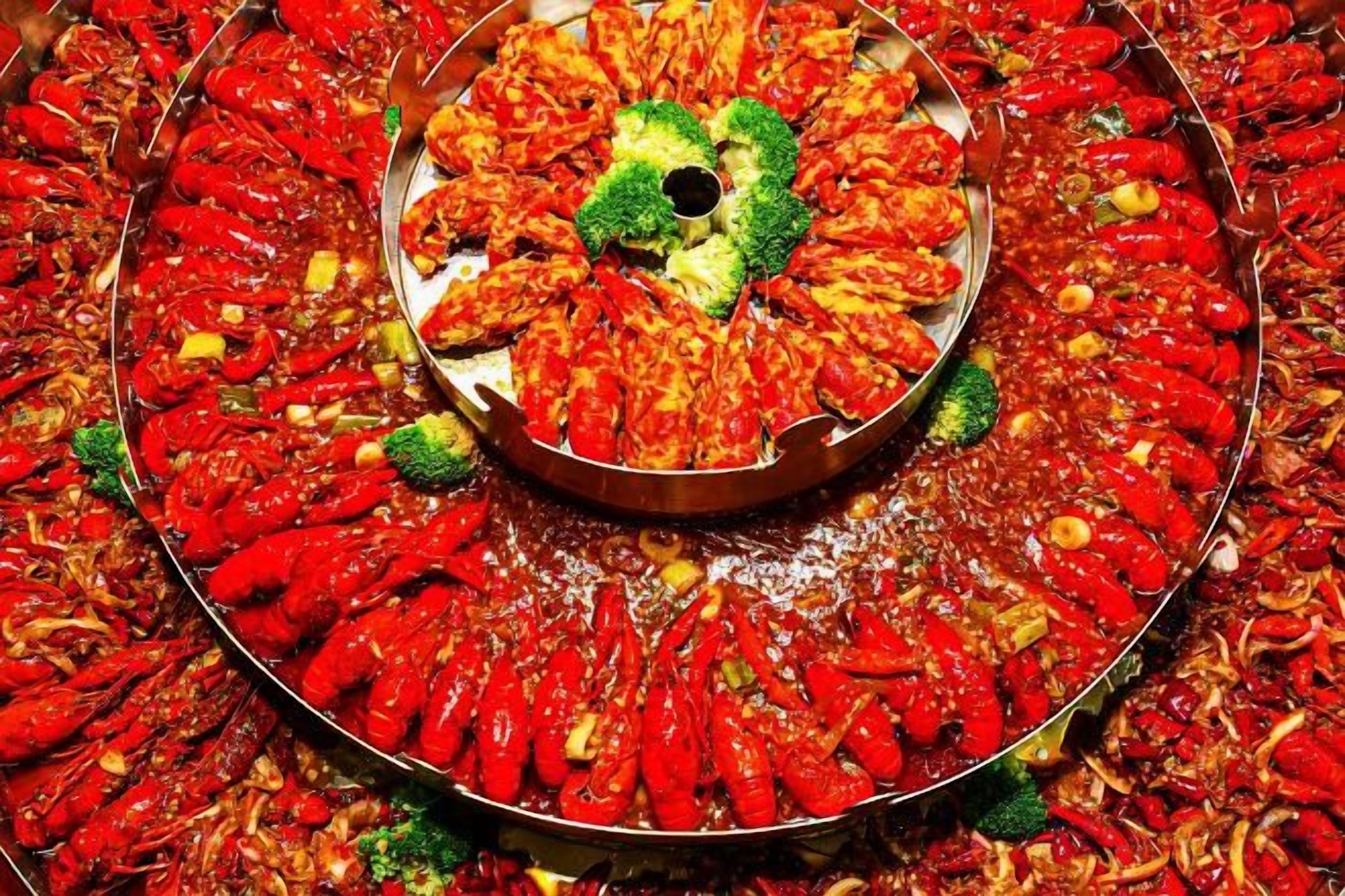Een grote, ronde tafel met een gerecht in het midden, omringd door kleinere gerechten.