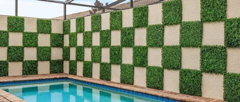 Una piscina al aire libre, una piscina climatizada