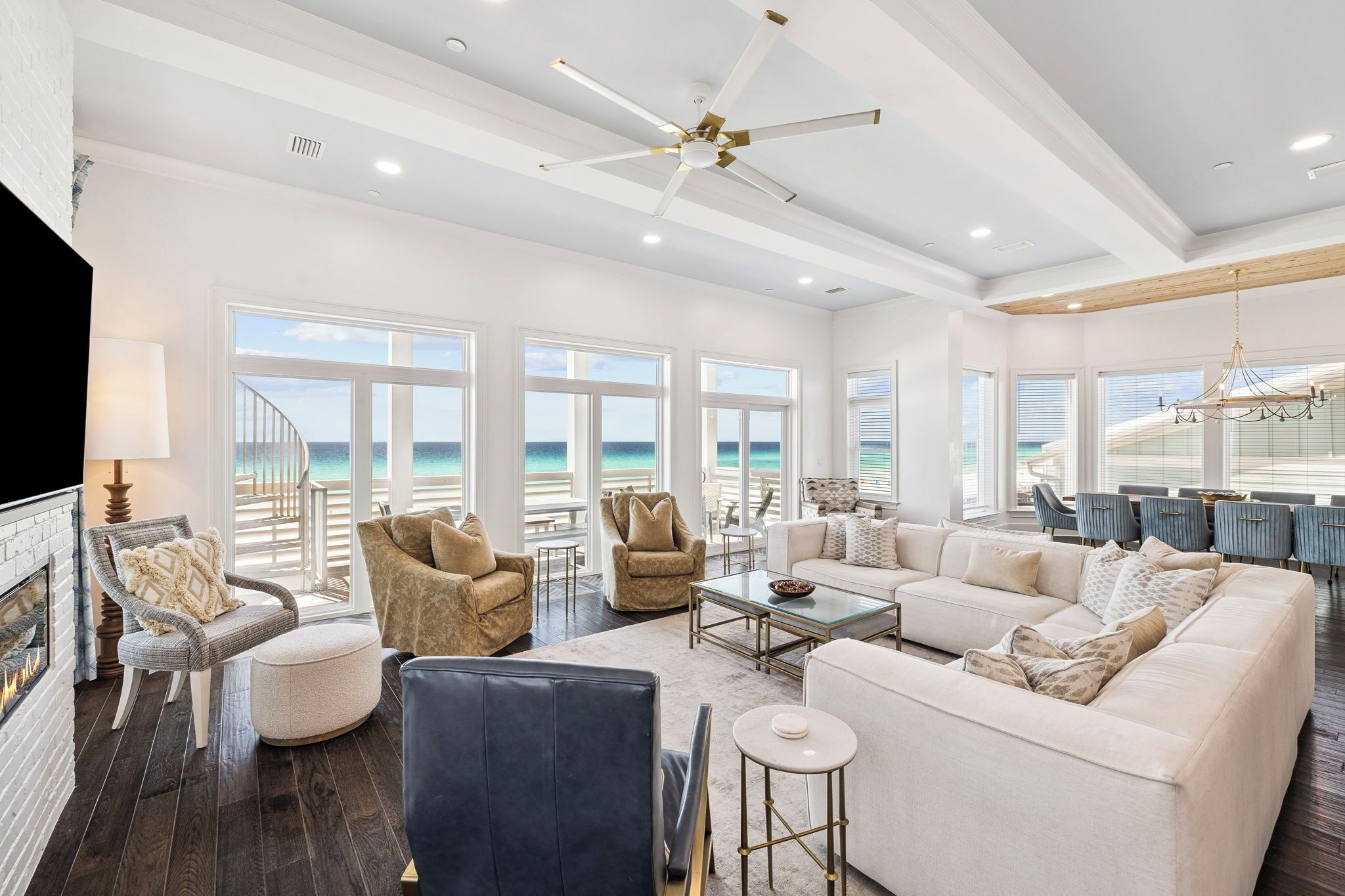 Téléviseur, table de baby-foot, bureau