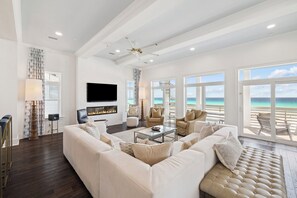 TV, fotballspill og kontorer