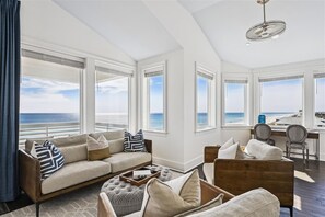 Televisión, futbolito y oficina 