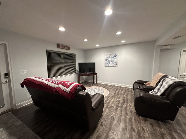 Beautiful 4 Bedroom Home Located Near All Your Favorite Spots In Daytona Beach - Daytona Beach, FL