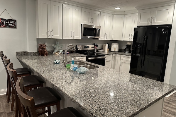 Jääkaappi, mikroaaltouuni, uuni, liesi