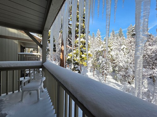 Forest View Townhouse 3 Bedroom Home by RedAwning