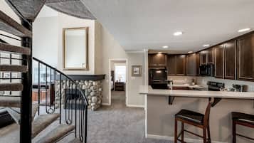 Apartment, 2 Bedrooms | Private kitchen | Fridge, oven, coffee/tea maker, toaster