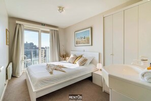 2 slaapkamers, een bureau, reisbedje, wifi