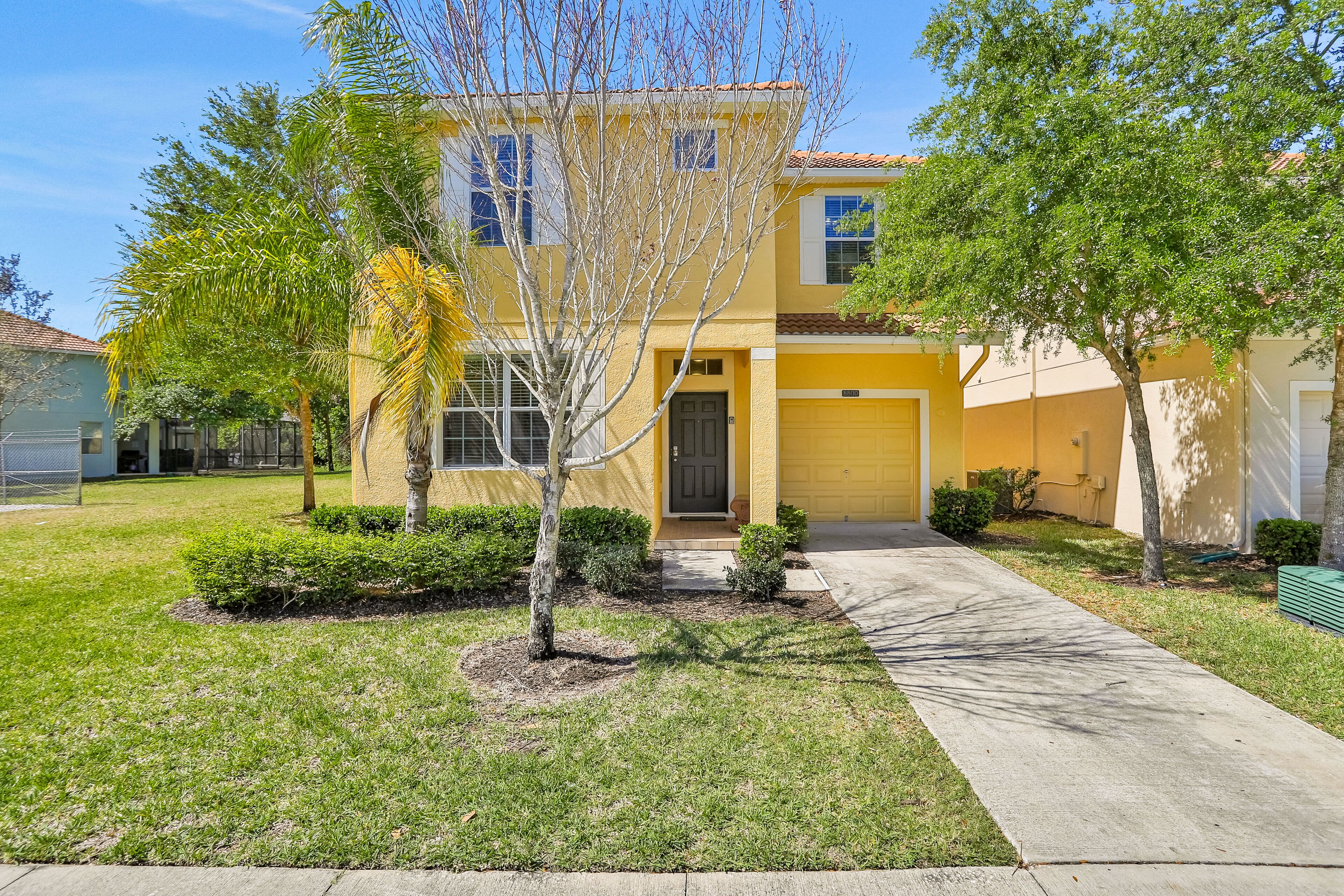 Dog-friendly home with private pool, community pool, hot tub, clubhouse, gym, AC