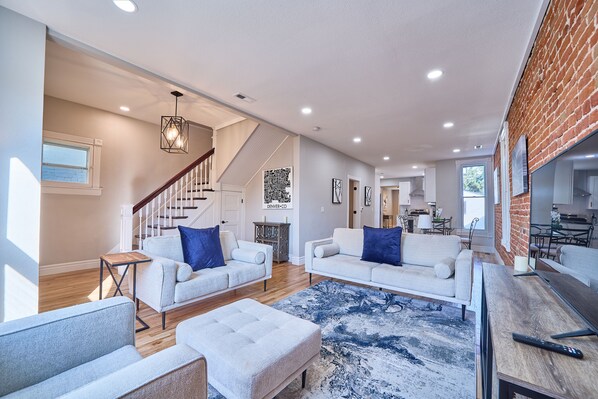 Living area - Enjoy the amazing RINO neighborhood at this beautiful 3 bedroom home (Denver)