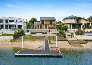 Exterior - Sorrento Waterfront Retreat & Pool (Bundall)